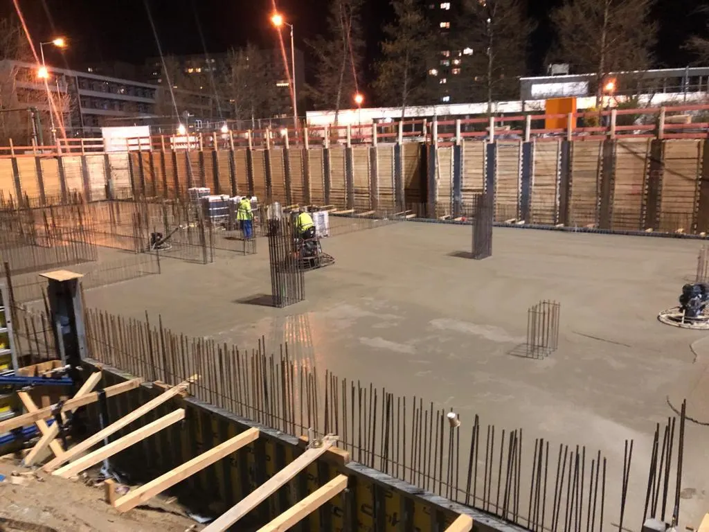 Rohbau mit sichtbaren Stahlbetonwänden vor Beginn des Innenausbaus