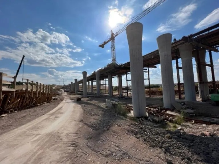 Brückenbauwerk aus Spannbeton während der Bauphase in Sachsen