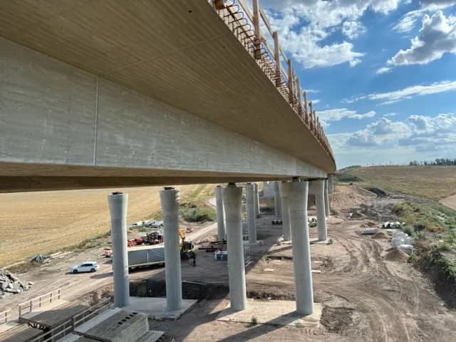 Brückenpfeiler aus Stahlbeton während der Bauphase