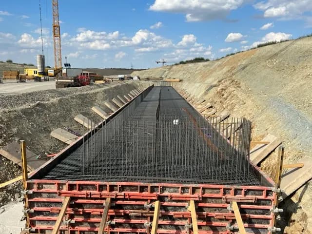 Brückenbauwerk mit Schalung und Bewehrung in Sachsen