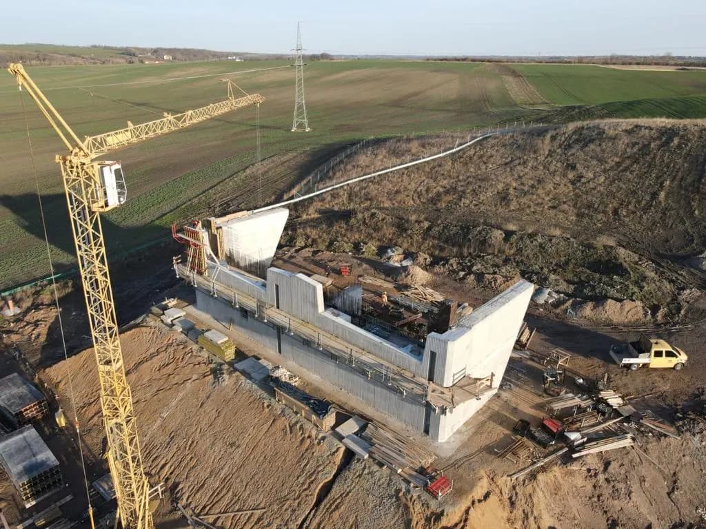 Fertiggestellter Brückenüberbau eines Infrastrukturprojekts