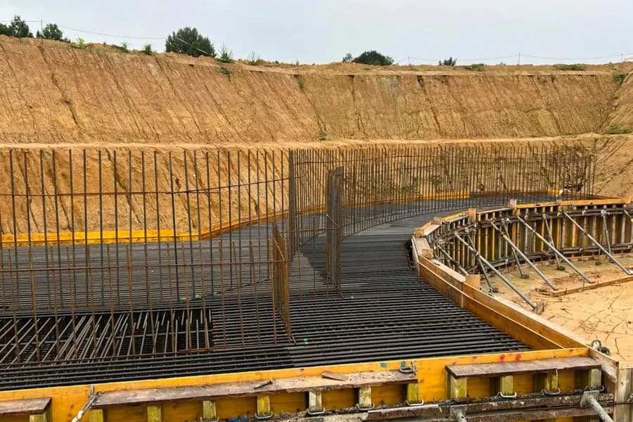 Verlegte Bewehrung für die Widerlagerwand der Brücke Herrnhut B 178n in der Baugrube