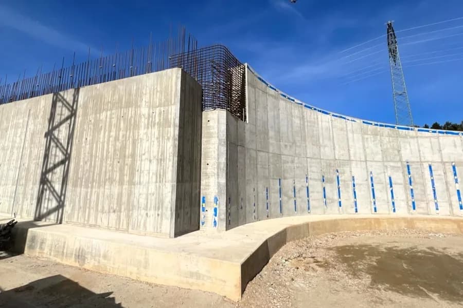 Fertiggestellte, geschwungene Stützwand der Brücke Herrnhut B 178n mit Bewehrungsanschluss