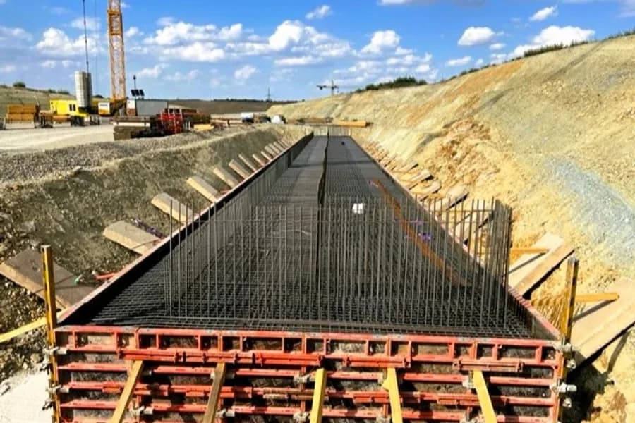 Bewehrungsmatte auf der Schalung für den Überbau der Talbrücke Benkendorfer Bach