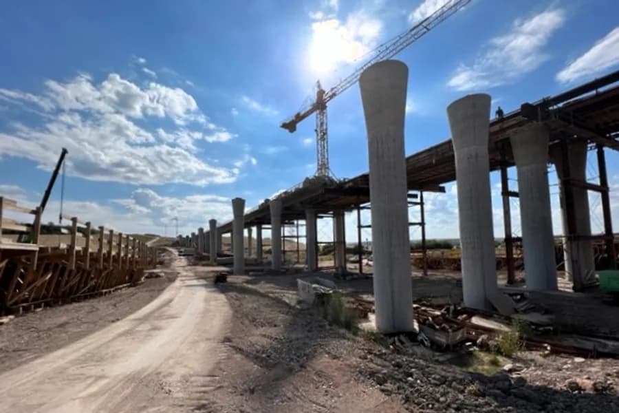 Fertiggestellte Pfeiler und Überbau der Talbrücke Benkendorfer Bach