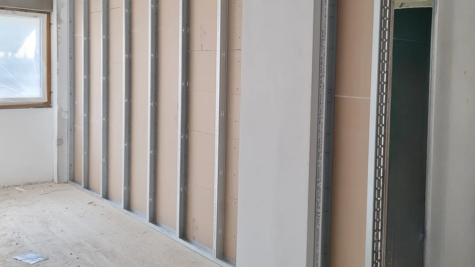 Trockenbauwände aus Metallständerprofilen mit Gipskartonbeplankung im Neubau MFH Konstantinstraße Leipzig