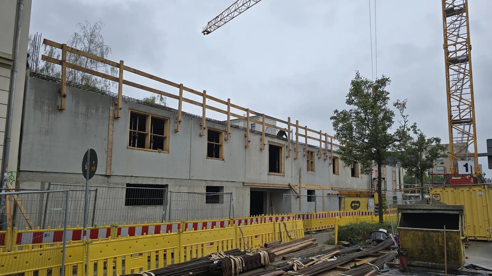 Rohbau an der Ludwig-Erhard-Straße in Leipzig: Betonfertigteilwände des Erdgeschosses