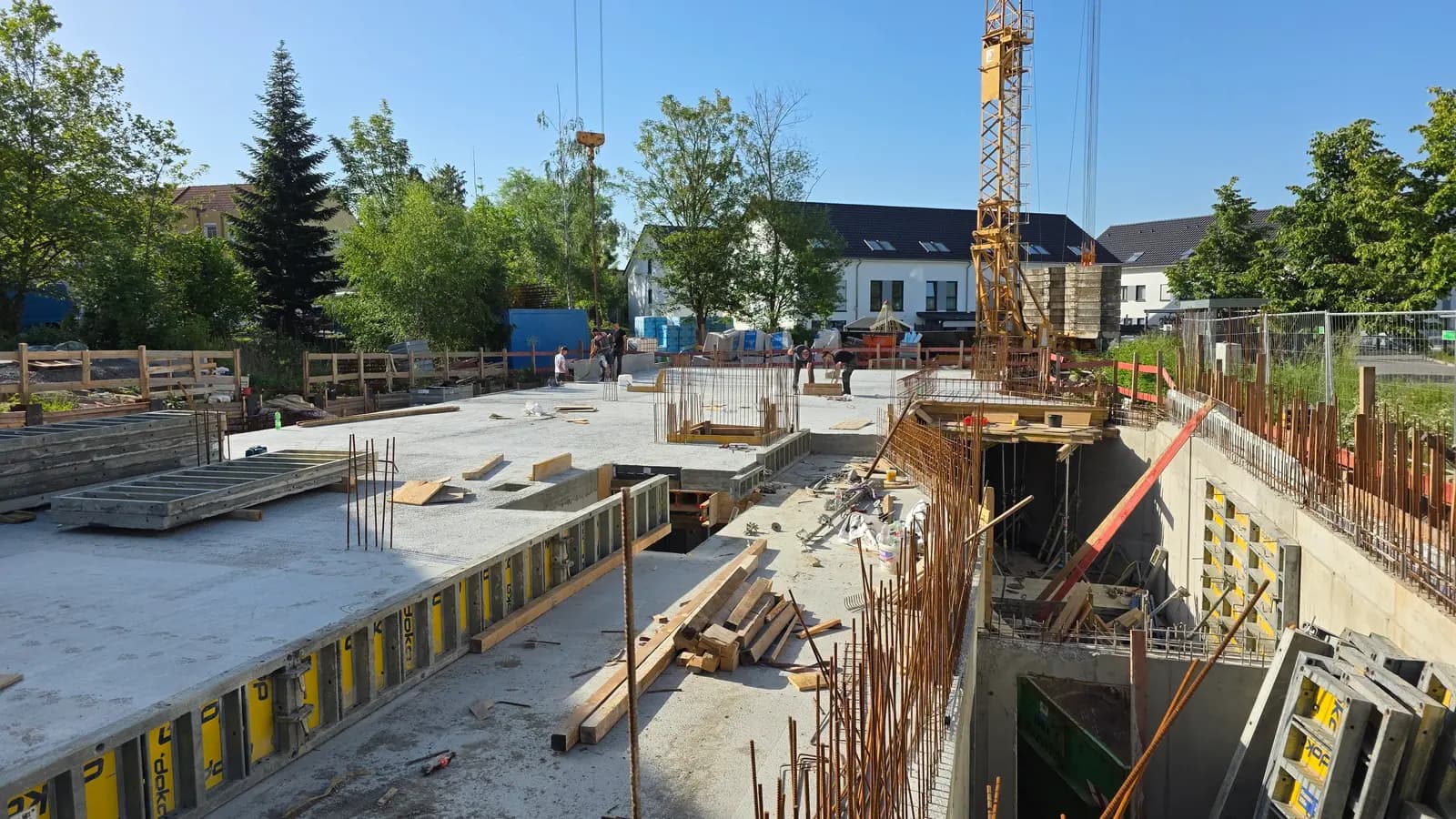 Rohbau eines Mehrfamilienhauses an der Riesaer Straße in Leipzig: fertige Kellerdecke mit Turmdrehkran